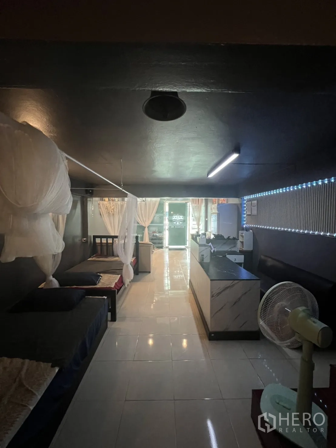 อาคารพาณิชย์ ให้เช่าในKhlong Toei, Bangkok - ห้องทรีตเมนต์ยาวพร้อมเคาน์เตอร์ต้อนรับ เตียงและไฟสลัวกั้นด้วยผ้าม่าน