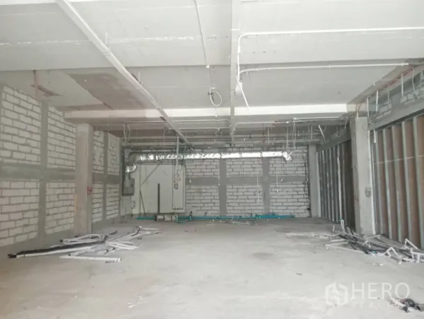 零售空间 出租 - 室内毛坯零售空间，砌块墙体、裸露吊顶与混凝土地面。