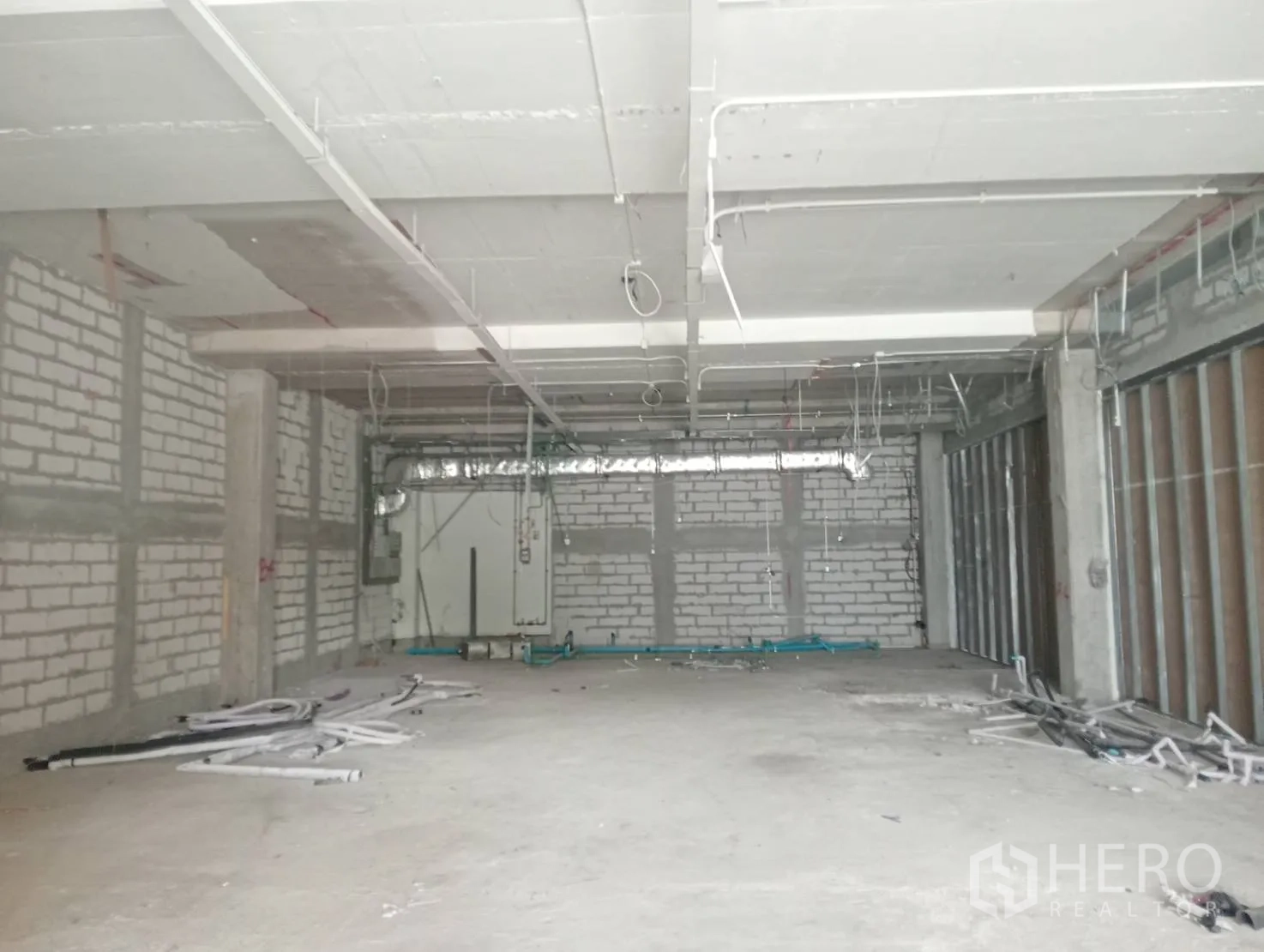 零售空间 出租 - 室内毛坯零售空间，砌块墙体、裸露吊顶与混凝土地面。