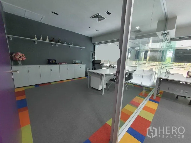 สำนักงาน ให้เช่าในRatchathewi, Bangkok - ห้องผู้บริหารพร้อมตู้เก็บของยาว ชั้นวางของ และผนังกระจก