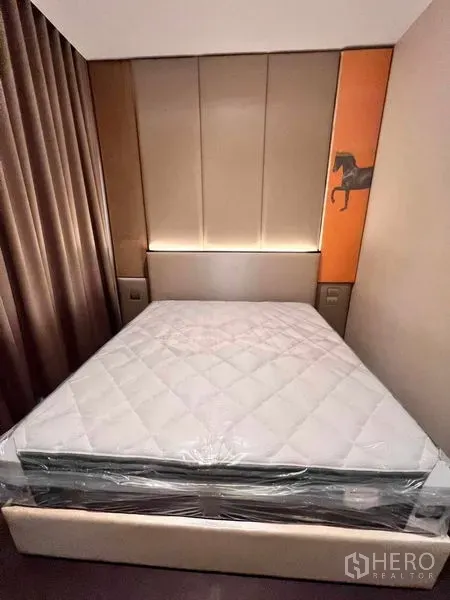 คอนโด ให้เช่าในWatthana, Bangkok - ห้องนอนหัวเตียงบุหนังพร้อมไฟซ่อนและผ้าม่านทึบ