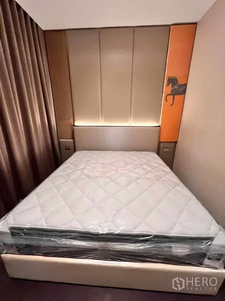 คอนโด ให้เช่าในWatthana, Bangkok - ห้องนอนหัวเตียงบุหนังพร้อมไฟซ่อนและผ้าม่านทึบ