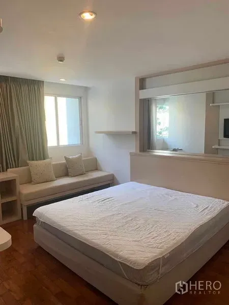 公寓 出租或出售在Khlong Toei, Bangkok - 宽敞卧室，设大床、长靠椅和大窗。