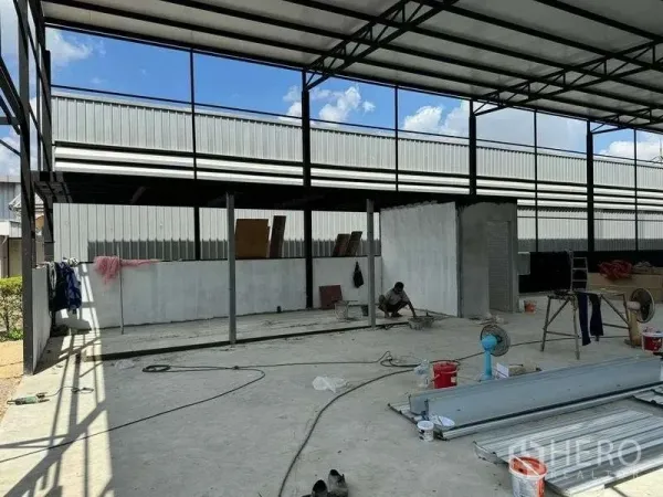 货栈 出租在Mueang Pathum Thani, Pathum Thani - 钢结构仓库内的部分房间与管线预留正在施工。