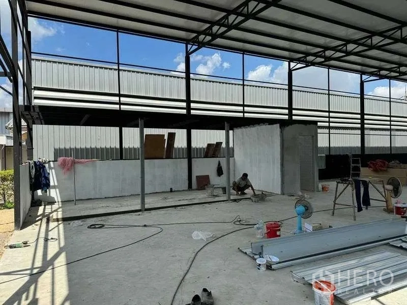 货栈 出租在Mueang Pathum Thani, Pathum Thani - 钢结构仓库内的部分房间与管线预留正在施工。