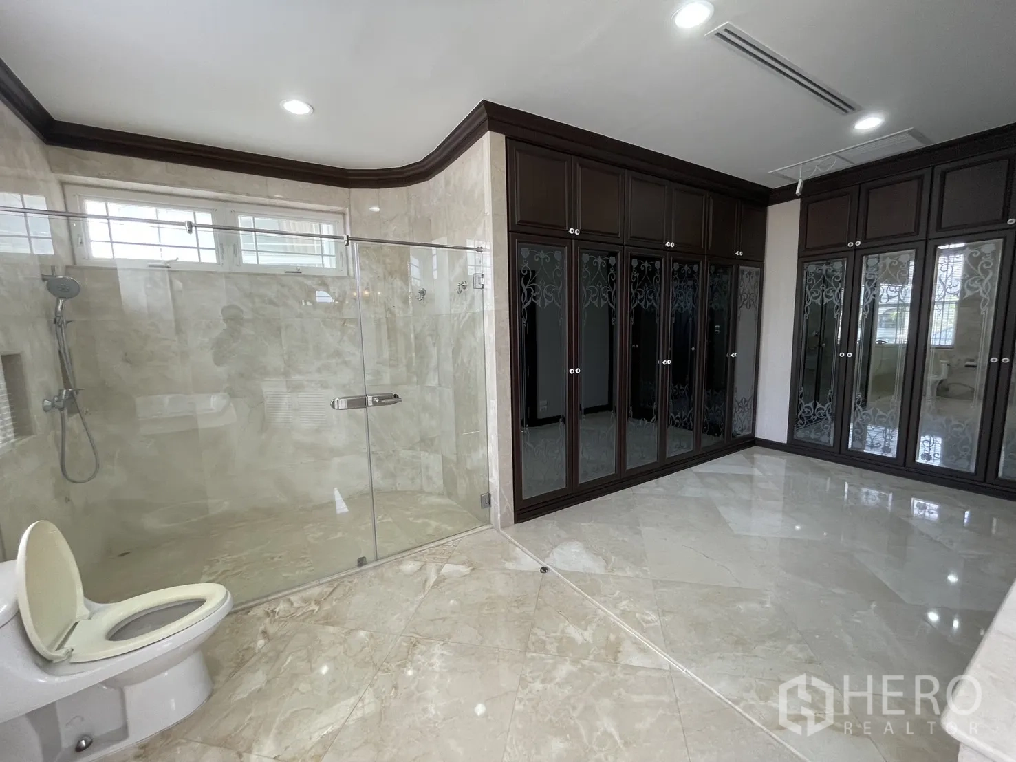 独立式住宅 出租在Chatuchak, Bangkok - 大浴室，玻璃淋浴间与整墙镜面衣柜