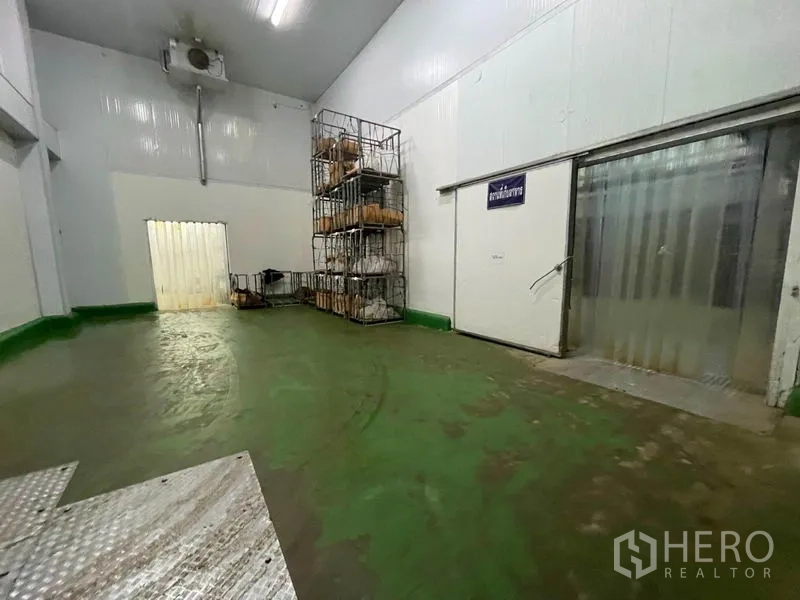 工厂 出售在Mueang Samut Sakhon, Samut Sakhon - 待发区，透明软帘、高金属货架与易清洁地面。