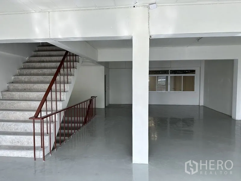 โรงงาน ให้เช่าในBang Sao Thong, Samut Prakan - พื้นที่ทำงานแบบเปิด พร้อมบันไดและผนังกระจกภายในสำหรับห้องประชุม.