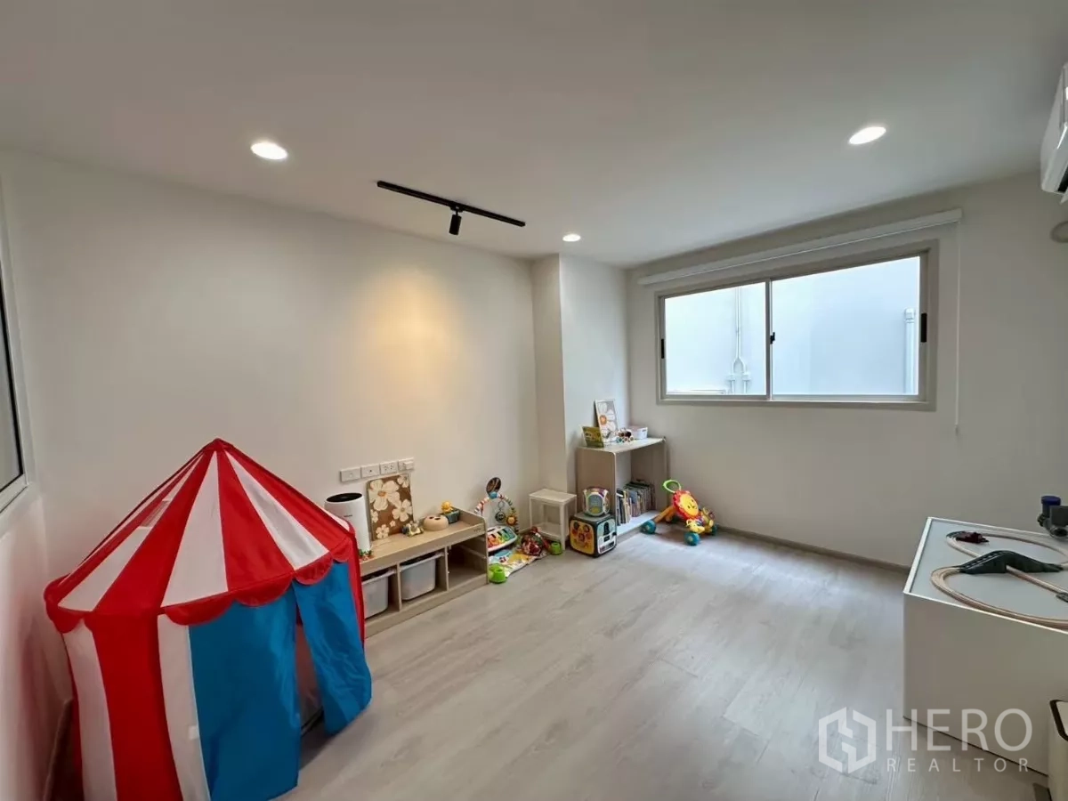 Townhouse for rent in Saphan Sung, Bangkok - Bright multipurpose room staged as a children’s playroom with windows and toys.