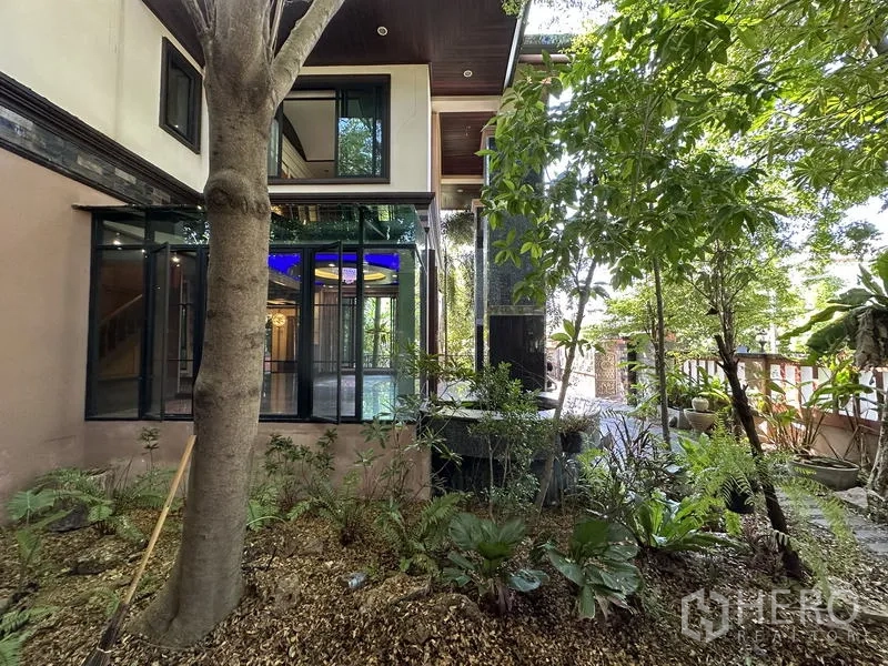 独立式住宅 出售在Lam Luk Ka, Pathum Thani - 落地玻璃房面向绿意花园与水景
