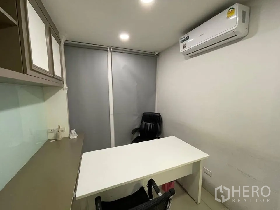 店屋 for sale in Prawet, Bangkok - 小型办公室，白色书桌、座椅与分体空调。