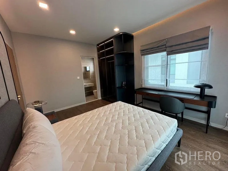 Detached House for rent in Samut Prakan - Bright bedroom with double bed, desk, built-in wardrobe and ensuite bathroom.