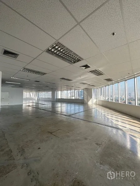 办公空间 出租在Pathum Wan, Bangkok - 采光充足的整层办公室，落地窗带来自然光，近BTS Phloen Chit。