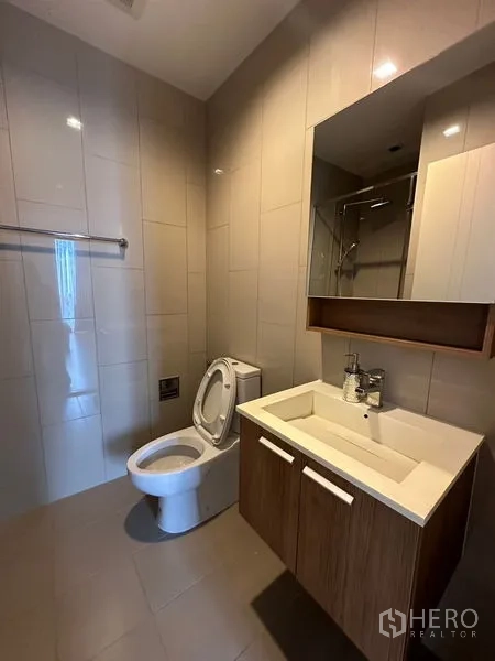 公寓 出租在Watthana, Bangkok - 第二浴室，洗手台、镜柜与马桶