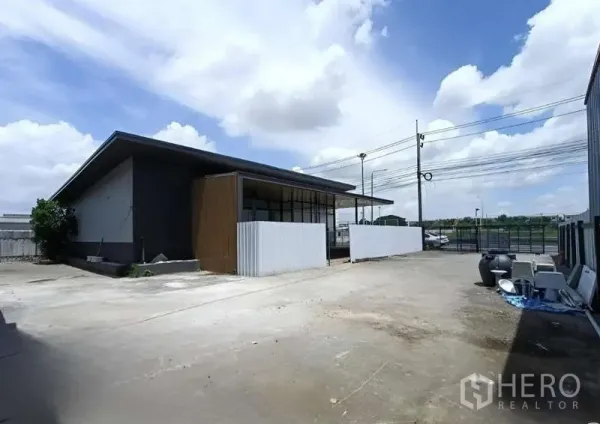 货栈 出租在Prawet, Bangkok - 宽敞的硬化场地，配有办公式附楼和临街大门出入口，适合多车位停车。