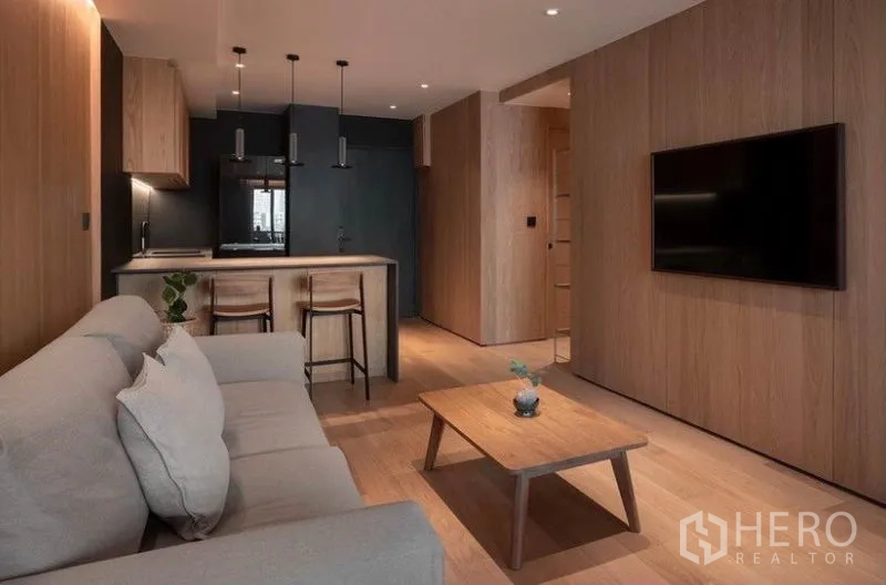 คอนโด ให้เช่าในPhaya Thai, Bangkok - พื้นที่รับแขกแบบโอเพ่นเชื่อมครัวสมัยใหม่ เคาน์เตอร์ไอส์แลนด์ และโคมไฟแขวน