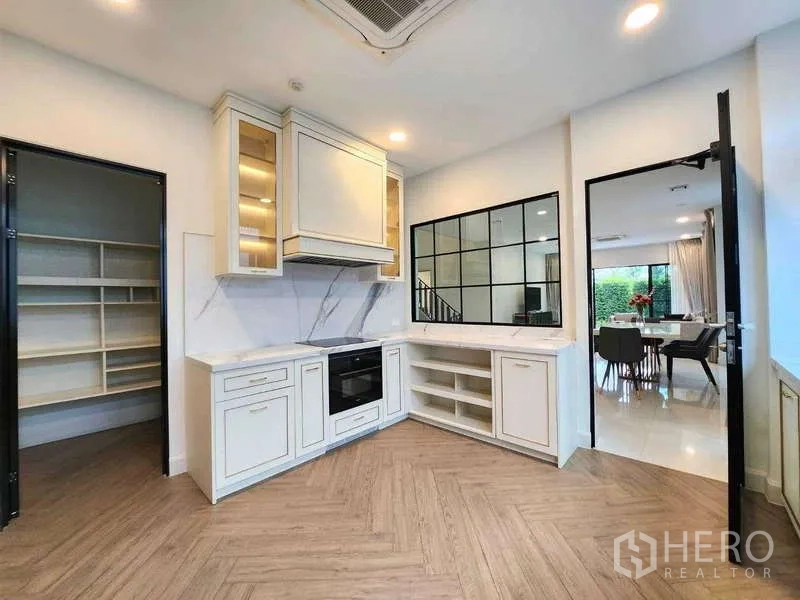 Detached House for rent in Saphan Sung, Bangkok - Built-in European kitchen with oven, ample cabinets, walk-in pantry and herringbone wood floor.