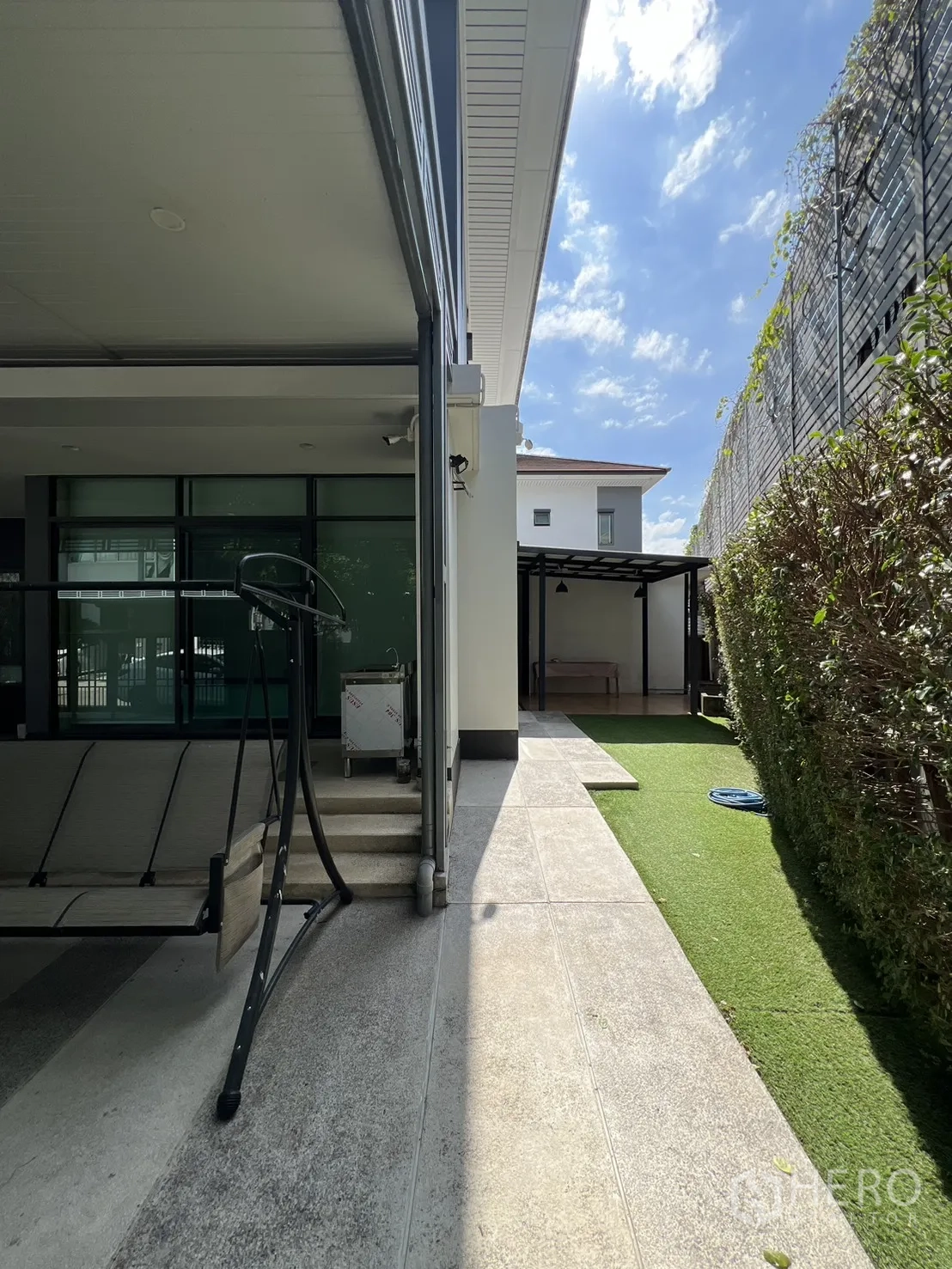 独立式住宅 出售在Bang Kapi, Bangkok - 侧院步道通往有顶露台与后勤区。