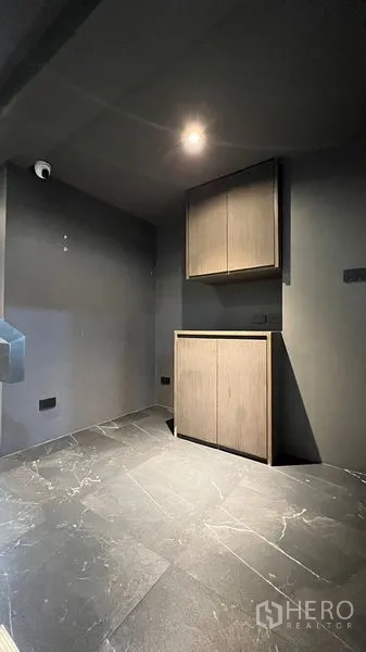 อาคารพาณิชย์ ให้เช่า - ห้องขนาดเล็กโทนเข้ม พร้อมตู้บิลท์อินและส pot light