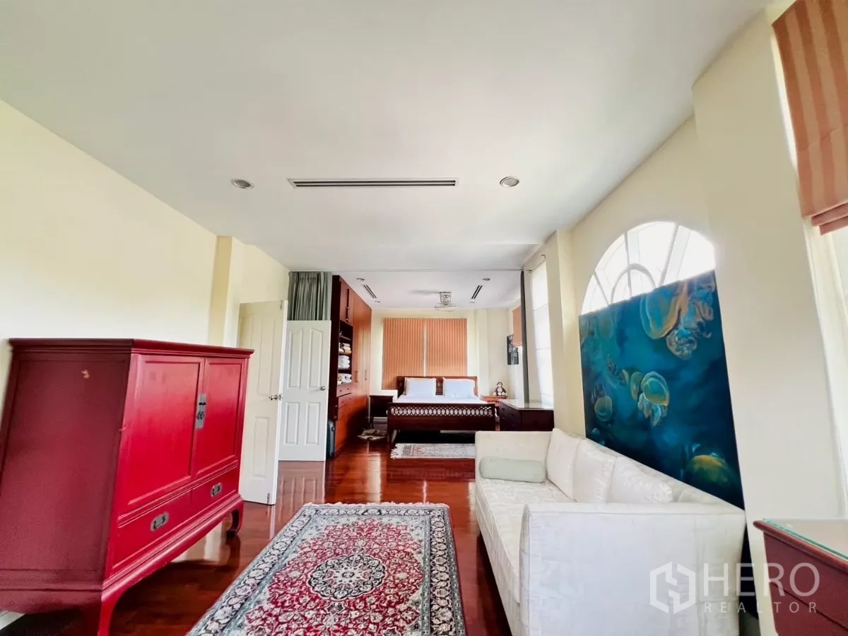 Detached House for rent in Prawet, Bangkok - Expansive master suite with sitting area, sofa and bed in a separate alcove.