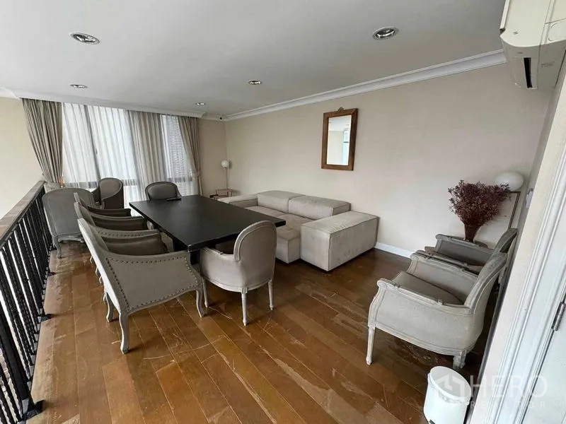 ทาวน์เฮาส์ ให้เช่าในWatthana, Bangkok - มุมนั่งเล่นชั้นลอยพร้อมโต๊ะทานอาหารและเก้าอี้สไตล์คลาสสิก.