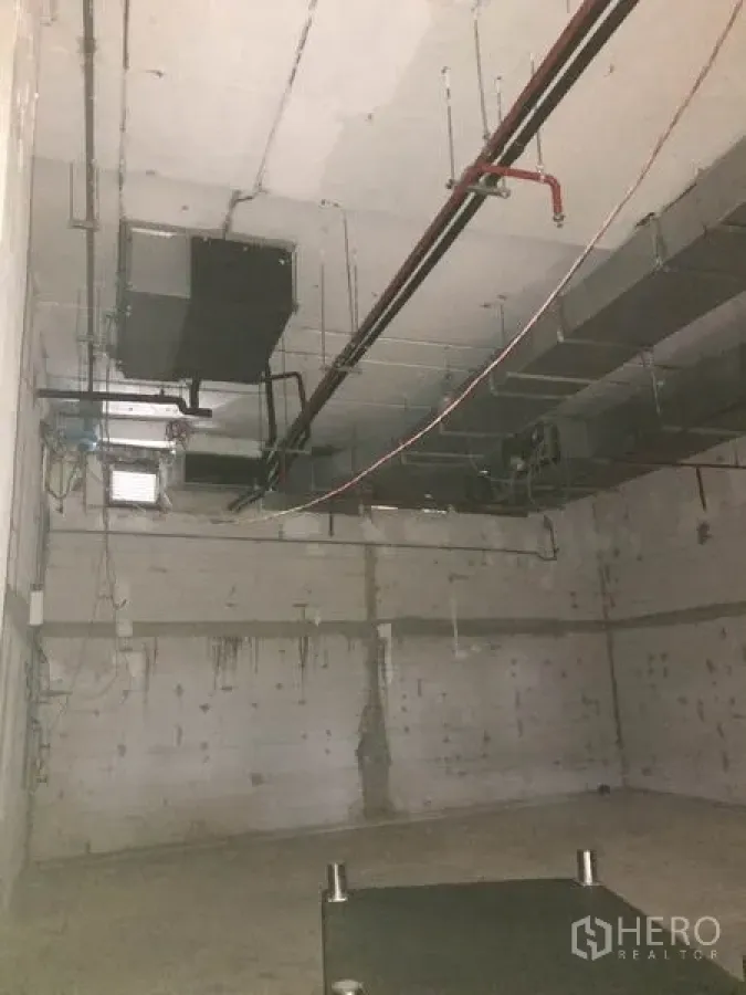 Retail Space for rent in Khlong Toei, Bangkok - Empty 100 sqm retail unit showing ventilation ducts, sprinkler lines and raw walls near BTS Thonglor.