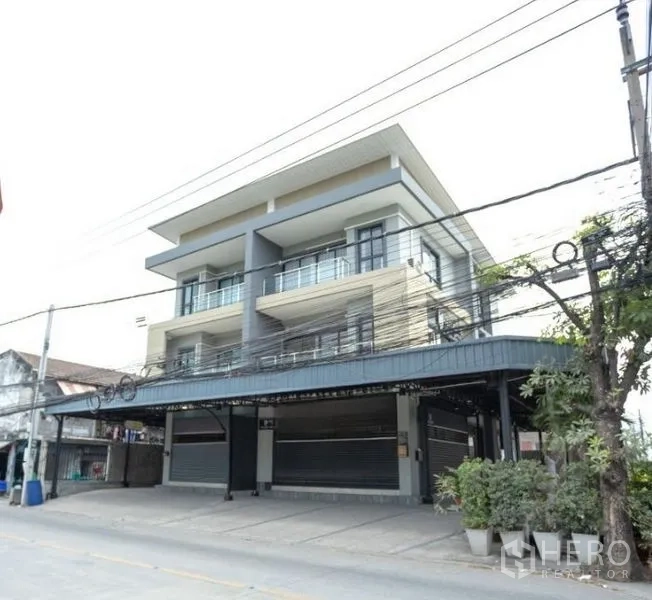 สำนักงานที่บ้าน ให้เช่าในBang Khen, Bangkok - อาคารโฮมออฟฟิศ 3 ชั้น หันหน้าออกถนน มีระเบียงและประตูม้วนหลายบาน