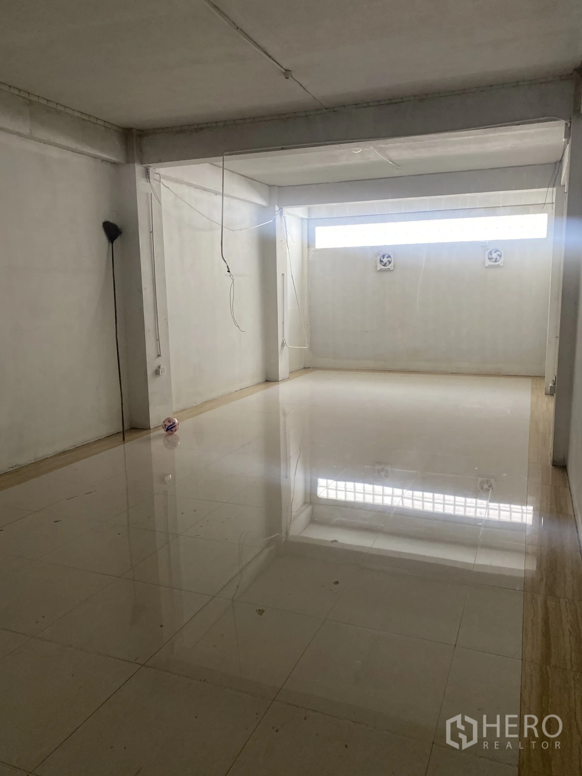 店屋 出租在Khlong Toei, Bangkok - 明亮开放工作区，光洁地砖，高侧窗与墙面排气扇。