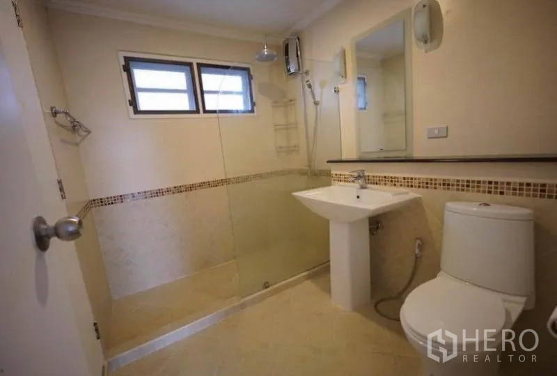 独立式住宅 出租在Bang Phli, Samut Prakan - 淋浴间，玻璃隔断、顶喷花洒与马赛克边饰。