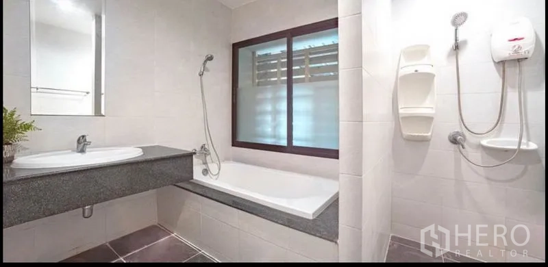 ทาวน์เฮาส์ ขายในKhlong Toei, Bangkok - ห้องน้ำมีอ่างอาบน้ำ โซนฝักบัวแยก หน้าต่างระบายอากาศ และเคาน์เตอร์หิน