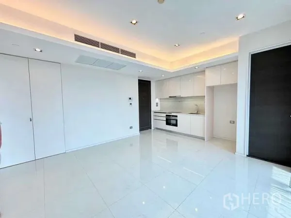 คอนโด ขายในSathon, Bangkok - พื้นที่นั่งเล่นแบบโอเพนพร้อมครัว พื้นกระเบื้องเงางามและไฟดาวน์ไลท์