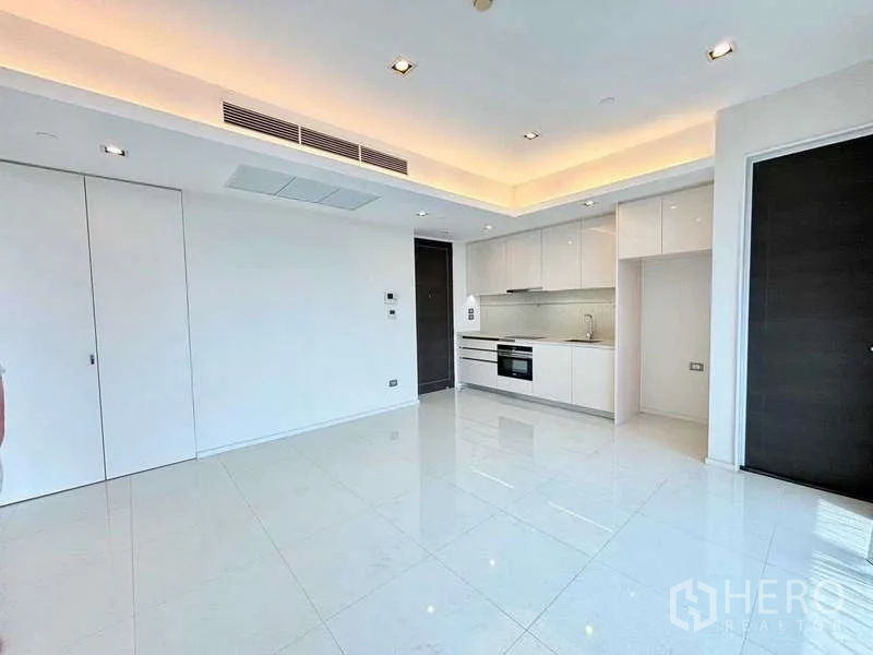 คอนโด ขายในSathon, Bangkok - พื้นที่นั่งเล่นแบบโอเพนพร้อมครัว พื้นกระเบื้องเงางามและไฟดาวน์ไลท์