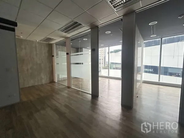 สำนักงาน ให้เช่า - พื้นที่เปิดเชื่อมสู่ห้องประชุมกระจก มองวิวเมืองผ่านหน้าต่าง