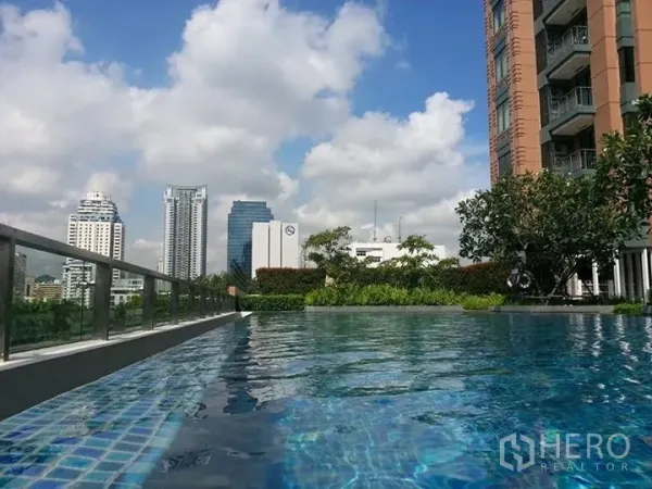 คอนโด ให้เช่าหรือขายในRatchathewi, Bangkok - สระว่ายน้ำของคอนโดพร้อมวิวสกายไลน์กรุงเทพและพื้นที่สวนโดยรอบ