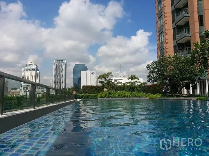 คอนโด ให้เช่าหรือขายในRatchathewi, Bangkok - สระว่ายน้ำของคอนโดพร้อมวิวสกายไลน์กรุงเทพและพื้นที่สวนโดยรอบ
