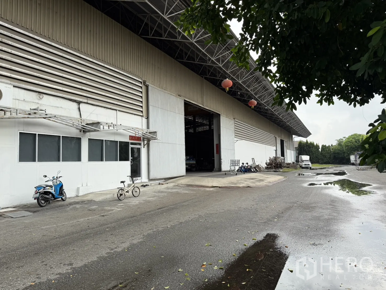 Factory for rent in Bang Phli, Samut Prakan - Loading area featuring large roller shutter doors and parking space along the apron.