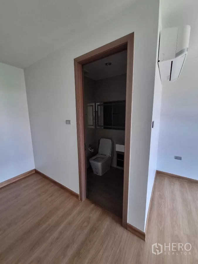 สำนักงานที่บ้าน ให้เช่าในKhlong Toei, Bangkok - ประตูห้องนอนเชื่อมเข้าห้องน้ำในตัว พร้อมเครื่องปรับอากาศ