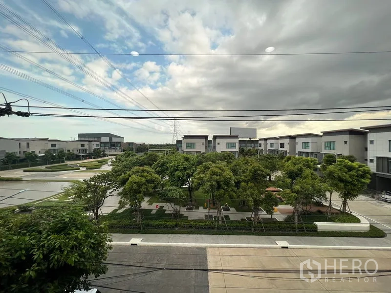 บ้าน ให้เช่าในSaphan Sung, Bangkok - วิวจากชั้นบนเหนือสวนส่วนกลางจัดแต่งพร้อมบ้านสมัยใหม่โดยรอบ