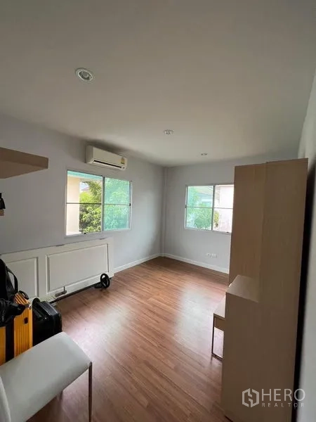 独立式住宅 出售在Bang Kruai, Nonthaburi - 采光良好的多功能房，木地板，双窗、空调与柜体。