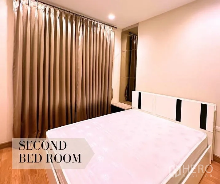 คอนโด ให้เช่าในWatthana, Bangkok - ห้องนอนรองเตียงควีน พื้นไม้ และหน้าต่างพร้อมม่านทึบ