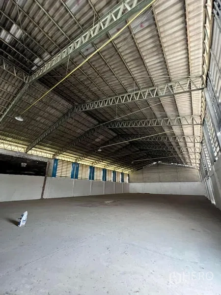 货栈 出租在Bang Pa-in, Phra Nakhon Si Ayutthaya - 弧形桁架屋顶与通风百叶的近景，空置仓库