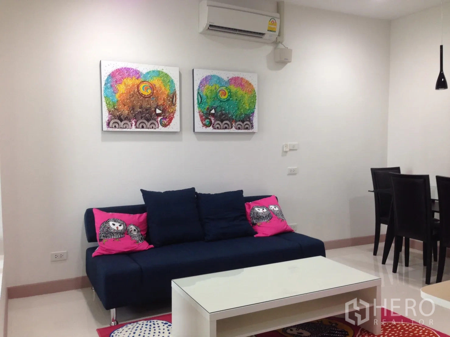 คอนโด ให้เช่าในPhaya Thai, Bangkok - มุมนั่งเล่นสว่าง โซฟาสีน้ำเงิน ภาพศิลป์สีสัน โต๊ะกลางสีขาว และโต๊ะทานอาหารสี่ที่นั่ง