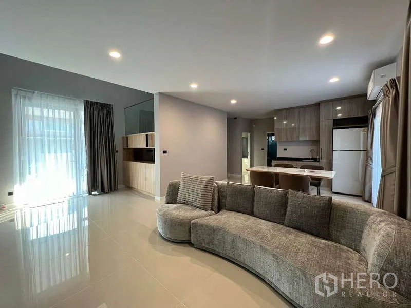 บ้าน ให้เช่าในBang Kapi, Bangkok - มุมมองจากห้องนั่งเล่นไปครัว บิลท์อินครบและไอส์แลนด์ทานอาหาร