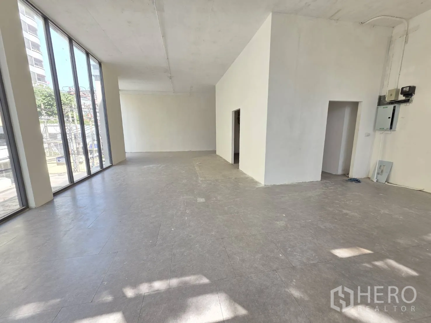 พื้นที่ขายของ for rent in Watthana, Bangkok - พื้นที่ค้าปลีกเปิดโล่งพร้อมตู้ไฟและผนังกระจกสูงรับแสงธรรมชาติ