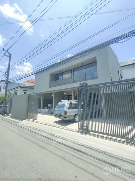 สำนักงานที่บ้าน ให้เช่าในKhlong Toei, Bangkok - โฮมออฟฟิศสองชั้นสไตล์โมเดิร์น มีกำแพงรั้วและที่จอดรถในบ้านบนซอยเงียบ