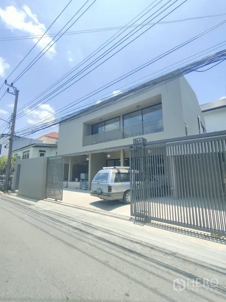 สำนักงานที่บ้าน ให้เช่าในKhlong Toei, Bangkok - โฮมออฟฟิศสองชั้นสไตล์โมเดิร์น มีกำแพงรั้วและที่จอดรถในบ้านบนซอยเงียบ