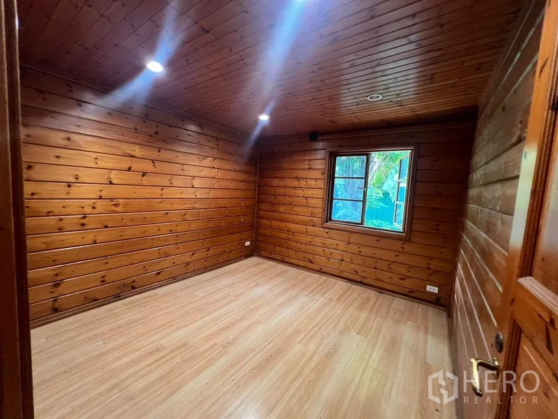 สำนักงานที่บ้าน ให้เช่าในSuan Luang, Bangkok - ห้องโล่งผนังไม้ พื้นลามิเนต มีหน้าต่าง พร้อมจัดวางออฟฟิศ