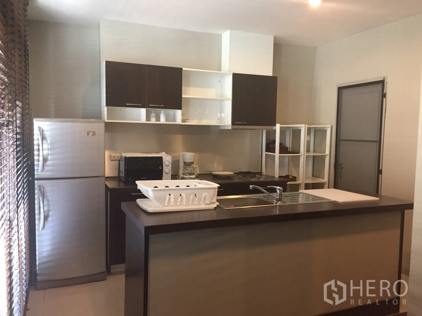อพาร์ทเมนท์ ให้เช่าในKhlong Toei, Bangkok - ห้องครัวพร้อมเคาน์เตอร์บาร์ ตู้เย็นสแตนเลส ไมโครเวฟ และตู้เก็บของจำนวนมาก