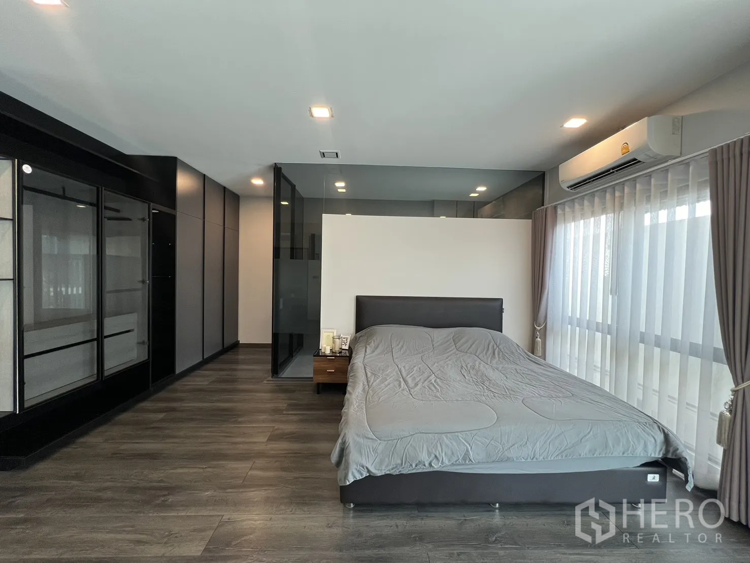 Detached House for rent in Bang Phli, Samut Prakan - Master bedroom showing glass wardrobes and a partition wall.