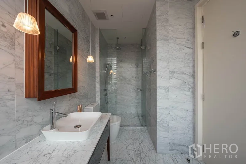 คอนโด ให้เช่าในWatthana, Bangkok - ห้องน้ำหินอ่อน พร้อมอ่างล้างหน้า กระจกกรอบไม้ และส่วนอาบน้ำกระจก